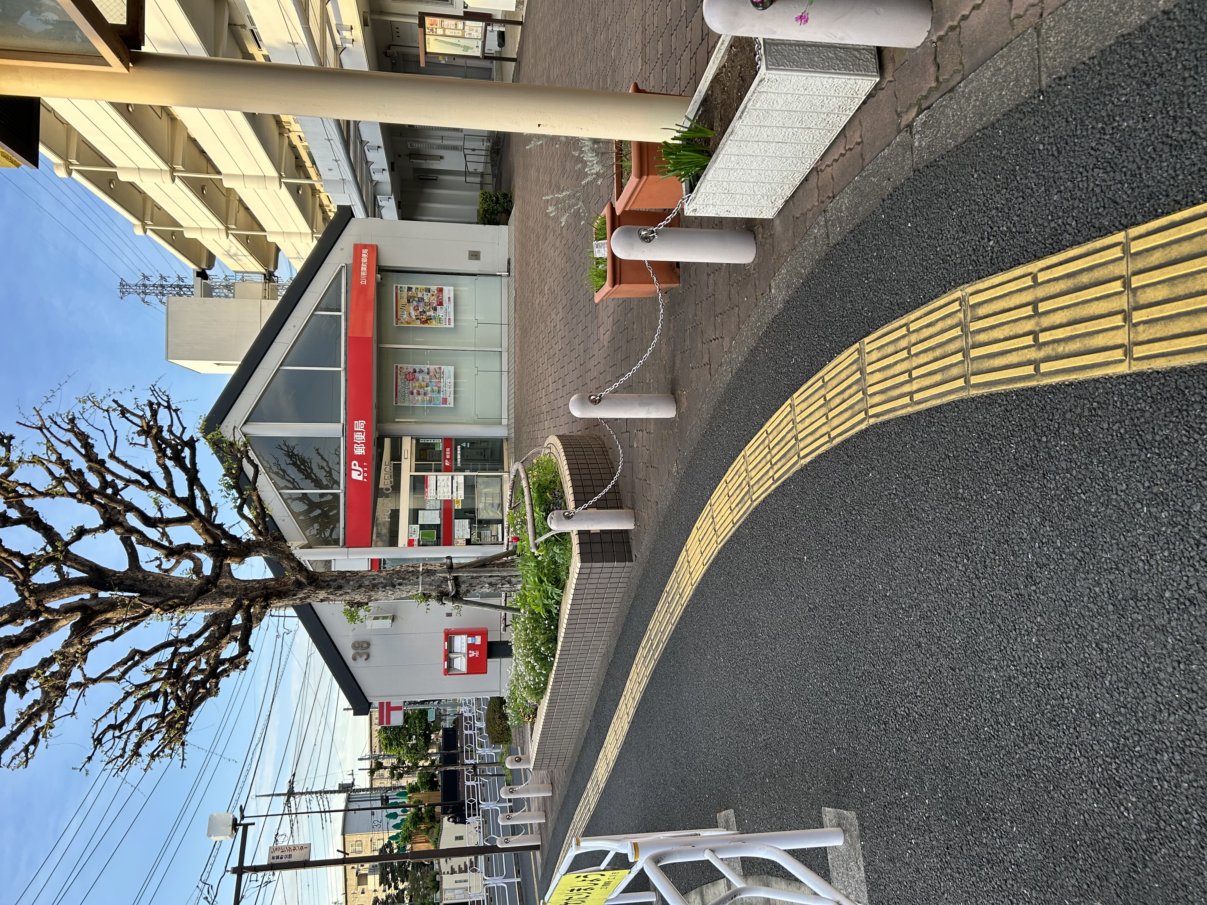 若葉町団地バス停・郵便局前