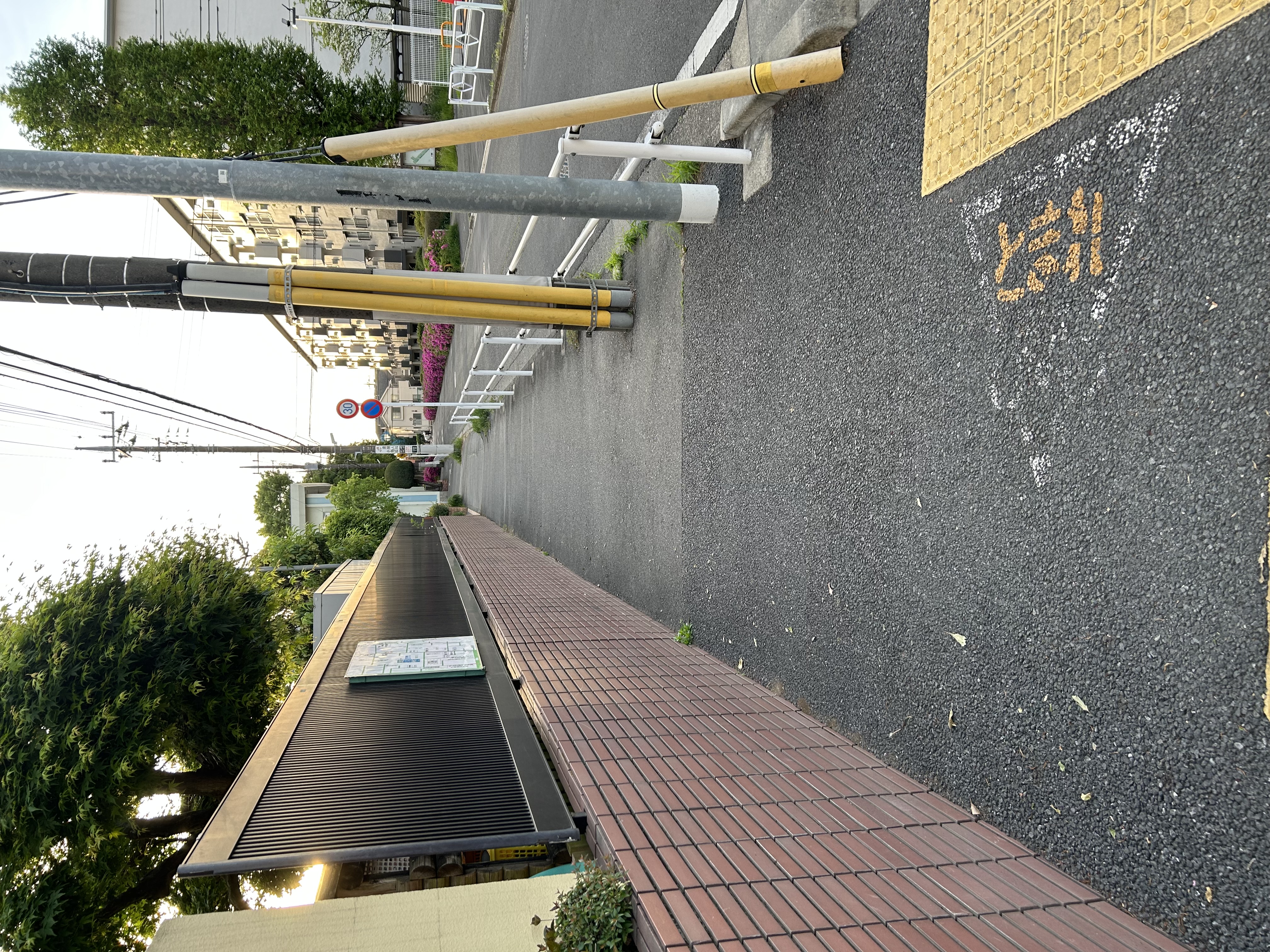 アーケード商店街沿いを直進