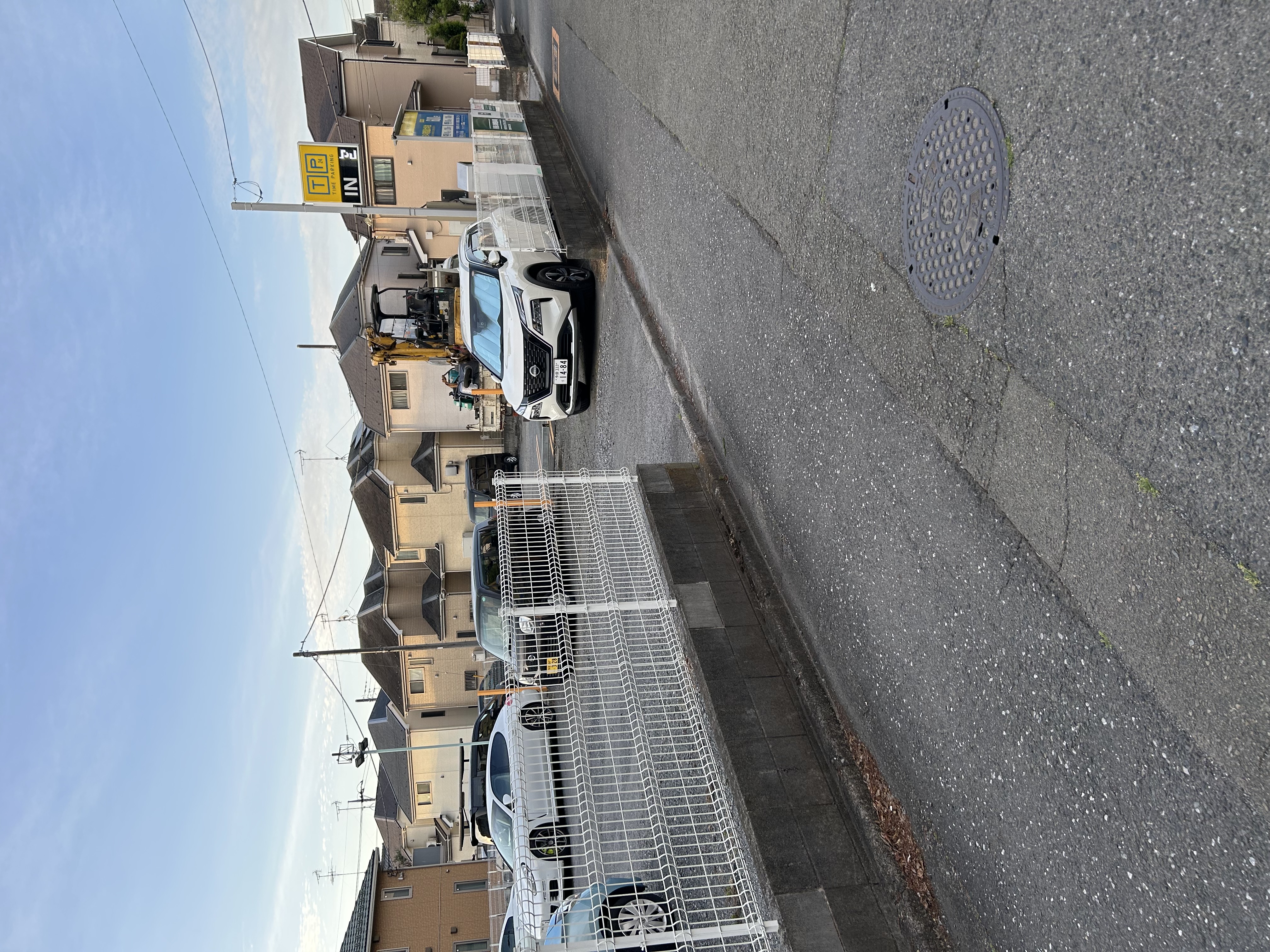 駐車場入口・有料駐車場手前の白い柵が目印