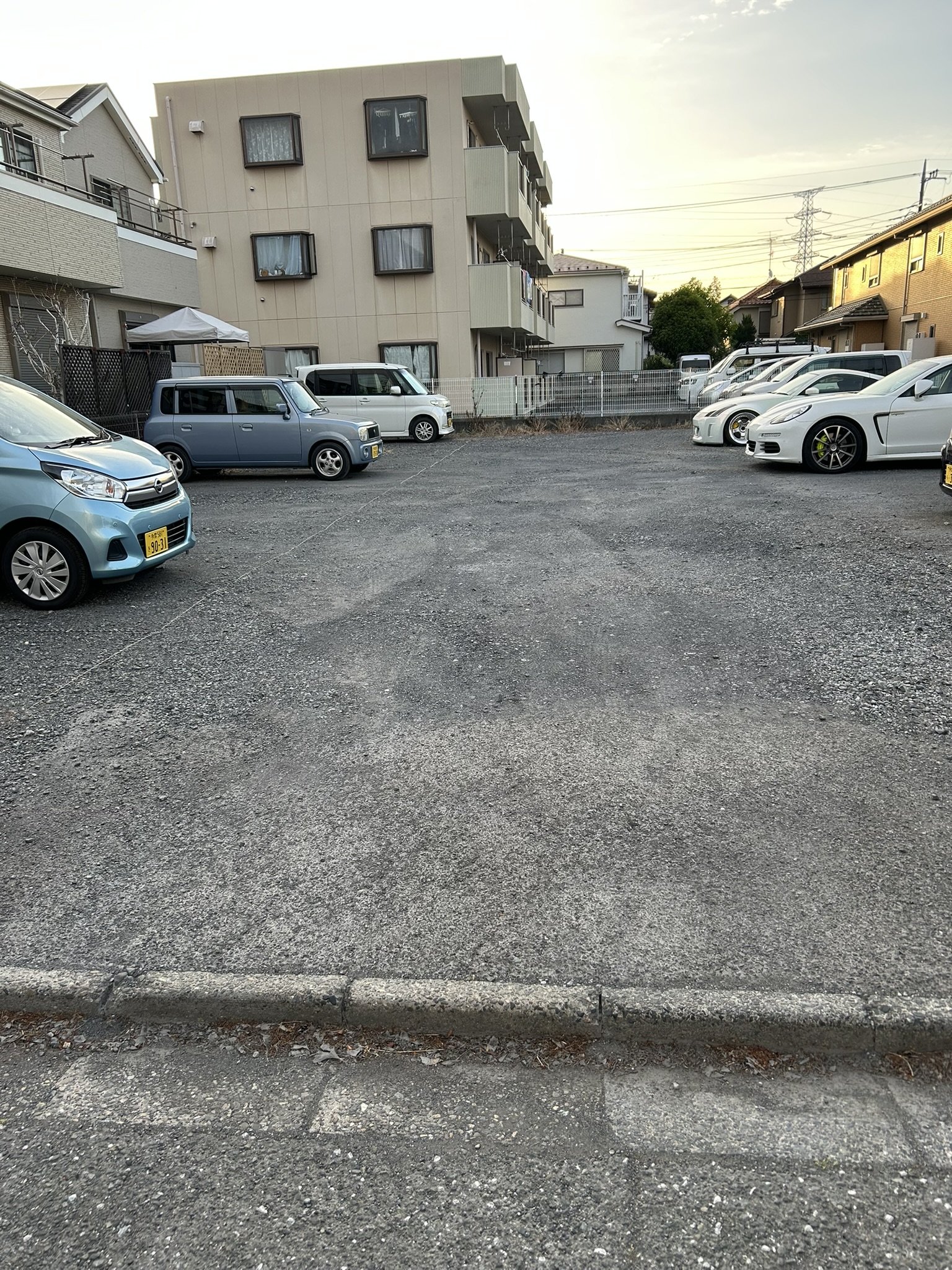 駐車場内部・砂利の広いスペース