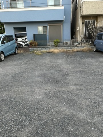 駐車場2台分・白い柵が目印